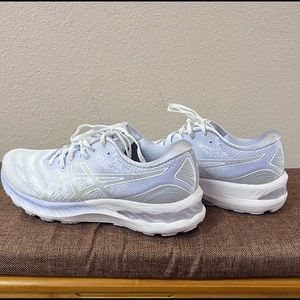 Like New Women’s Asics Gel Nimbus 23, size 8.5.